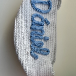 Fehér játéktartó kosár egyedi kék horgolt felirattal - otthon & életmód - tárolás & rendszerezés - tárolókosár - Meska.hu