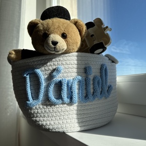 Fehér játéktartó kosár egyedi kék horgolt felirattal - otthon & életmód - tárolás & rendszerezés - tárolókosár - Meska.hu