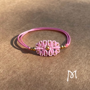Pink gyöngyös makramé virág karkötő - ékszer - karkötő - karkötő medállal - Meska.hu