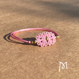 Pink gyöngyös makramé virág karkötő - ékszer - karkötő - karkötő medállal - Meska.hu