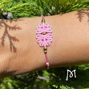 Pink gyöngyös makramé virág karkötő - ékszer - karkötő - karkötő medállal - Meska.hu