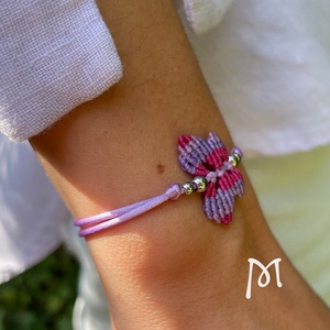 Lila-pink makramé lepke karkötő - ékszer - karkötő - fonott karkötő - Meska.hu