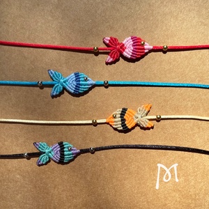 Kék csíkos makramé halacska karkötő - ékszer - karkötő - karkötő medállal - Meska.hu