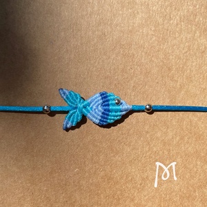 Kék csíkos makramé halacska karkötő - ékszer - karkötő - karkötő medállal - Meska.hu