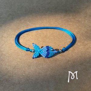Kék csíkos makramé halacska karkötő - ékszer - karkötő - karkötő medállal - Meska.hu