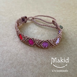 Calypso piros makramé karkötő - ékszer - karkötő - karkötő medállal - Meska.hu