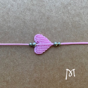 Pink makramézott szív medál karkötő - ékszer - karkötő - karkötő medállal - Meska.hu