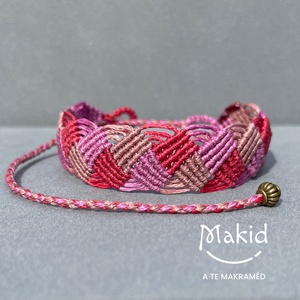 Fonat bordó pink mikromakramé karkötő, Ékszer, Karkötő, Karkötő medállal, Csomózás, MESKA