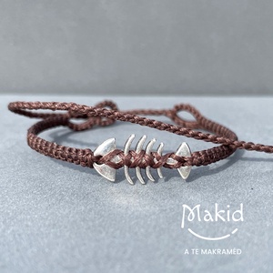 Fishbone sötétbarna mikromakramé karkötő, Ékszer, Karkötő, Karkötő medállal, Csomózás, MESKA