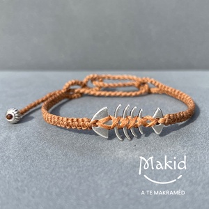Fishbone natúrbarna mikromakramé karkötő, Ékszer, Karkötő, Karkötő medállal, Csomózás, MESKA