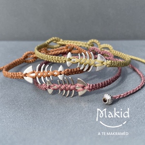 Fishbone mályva mikromakramé karkötő - ékszer - karkötő - karkötő medállal - Meska.hu