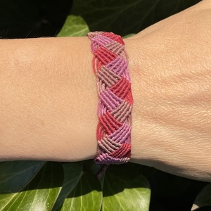 Fonat bordó pink mikromakramé karkötő - ékszer - karkötő - karkötő medállal - Meska.hu