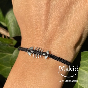 Fishbone fekete mikromakramé karkötő - ékszer - karkötő - karkötő medállal - Meska.hu