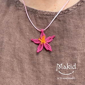 Liliom pink mikromakramé medál - Meska.hu