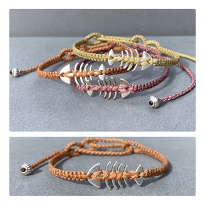 Fishbone natúrbarna mikromakramé karkötő, Ékszer, Karkötő, Karkötő medállal, Csomózás, MESKA