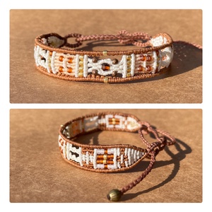 Gyöngymozaik mikromakramé karkötő - ékszer - karkötő - karkötő medállal - Meska.hu