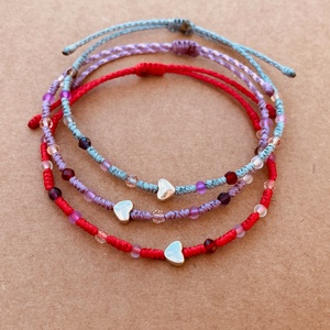 Szív gyöngyös csomózott karkötő - ékszer - karkötő - karkötő medállal - Meska.hu