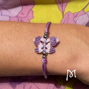 Lila makramé lepke karkötő, Ékszer, Karkötő, Fonott karkötő, Ékszerkészítés, Szövés, MESKA