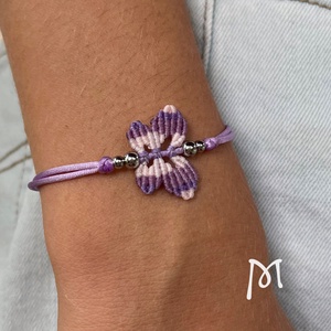 Lila makramé lepke karkötő - ékszer - karkötő - fonott karkötő - Meska.hu