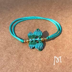 Menta makramé lepke karkötő, Ékszer, Karkötő, Fonott karkötő, Ékszerkészítés, Szövés, Csúszócsomóval állítható szatén zsinóros karkötő makramézott lepke medállal, fém gyöngyökkel. A kar..., MESKA