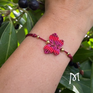 Bordó makramé lepke karkötő - ékszer - karkötő - fonott karkötő - Meska.hu