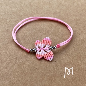 Rózsaszín makramé lepke karkötő - ékszer - karkötő - fonott karkötő - Meska.hu