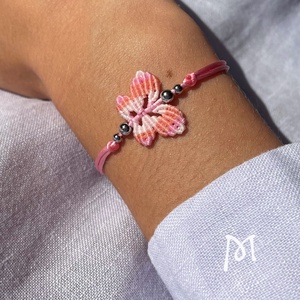 Rózsaszín makramé lepke karkötő - ékszer - karkötő - fonott karkötő - Meska.hu