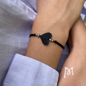 Fekete makramézott szív medál karkötő - ékszer - karkötő - karkötő medállal - Meska.hu