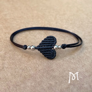 Fekete makramézott szív medál karkötő - Meska.hu