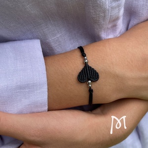 Fekete makramézott szív medál karkötő - ékszer - karkötő - karkötő medállal - Meska.hu