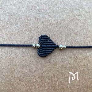 Fekete makramézott szív medál karkötő - ékszer - karkötő - karkötő medállal - Meska.hu