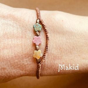 Színes virág csomózott karkötő - ékszer - karkötő - karkötő medállal - Meska.hu