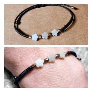 Színes virág csomózott karkötő - ékszer - karkötő - karkötő medállal - Meska.hu