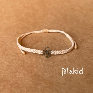 Apró rézvirágos makramé karkötő - ékszer - karkötő - karkötő medállal - Meska.hu