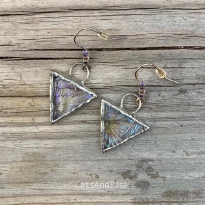 Fémesen csillogó átlátszó háromszög ólomüveg fülbevaló jégkristályt mintázó üvegből - ékszer - fülbevaló - lógó fülbevaló - Meska.hu