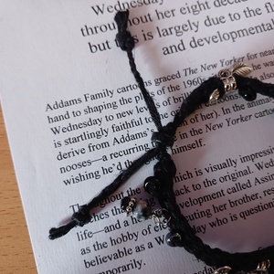 Wednesday karkötő (kicsi) - ékszer - karkötő - charm karkötő - Meska.hu