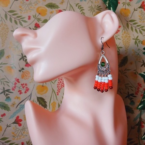 Kokárda fülbevaló, nemzetiszínű bohém ékszer március 15-re - ékszer - fülbevaló - lógó fülbevaló - Meska.hu