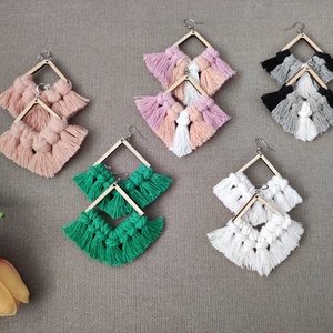 Kocka alakú makramé fülbevaló több színben - ékszer - fülbevaló - lógó fülbevaló - Meska.hu