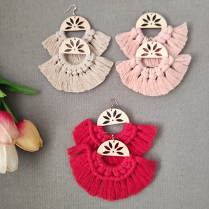 Virágos alapon  nagy makramé fülbevaló - ékszer - fülbevaló - lógó fülbevaló - Meska.hu