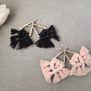 Háromszög csómós makramé fülbevaló - ékszer - fülbevaló - lógó fülbevaló - Meska.hu