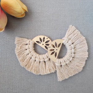 Virágos alapon  nagy makramé fülbevaló, Ékszer, Fülbevaló, Lógó fülbevaló, , MESKA