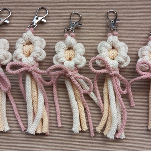 Virágos kulcstartó - táska & tok - kulcstartó & táskadísz - táskadísz - Meska.hu
