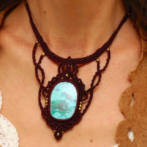 Azurit/ krizokolla köves makramé nyakék. Padlizsánlila leveles nyakék réz gyöngy diszitéssel., Ékszer, Nyaklánc, Medálos nyaklánc, Ékszerkészítés, MESKA