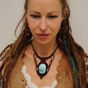 Azurit/ krizokolla köves makramé nyakék. Padlizsánlila leveles nyakék réz gyöngy diszitéssel. - ékszer - nyaklánc - medálos nyaklánc - Meska.hu