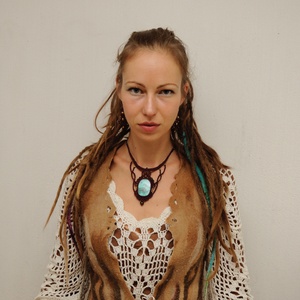 Azurit/ krizokolla köves makramé nyakék. Padlizsánlila leveles nyakék réz gyöngy diszitéssel. - ékszer - nyaklánc - medálos nyaklánc - Meska.hu