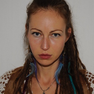 Kék-lila kakastollal és gyönyörű barna fácántollal. - ékszer - fülbevaló - csillár fülbevaló - Meska.hu