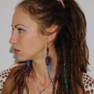 Kék-lila kakastollal és gyönyörű barna fácántollal. - ékszer - fülbevaló - csillár fülbevaló - Meska.hu