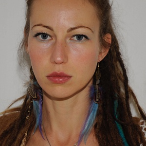 Kék-lila kakastollal és gyönyörű barna fácántollal. - ékszer - fülbevaló - csillár fülbevaló - Meska.hu