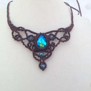 Swarovski kristállyal készült makramé nyaklánc. Kék fényű swarowsky nyakék. Tündérnyakék - ékszer - nyaklánc - y nyaklánc - Meska.hu