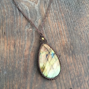 Labradorit köves  makramé nyaklánc réz gyöngyökkel. Kék fényü leveles labradorit nyakék. Egyedi tündérnyakék., Ékszer, Nyaklánc, Medál, Ékszerkészítés, MESKA